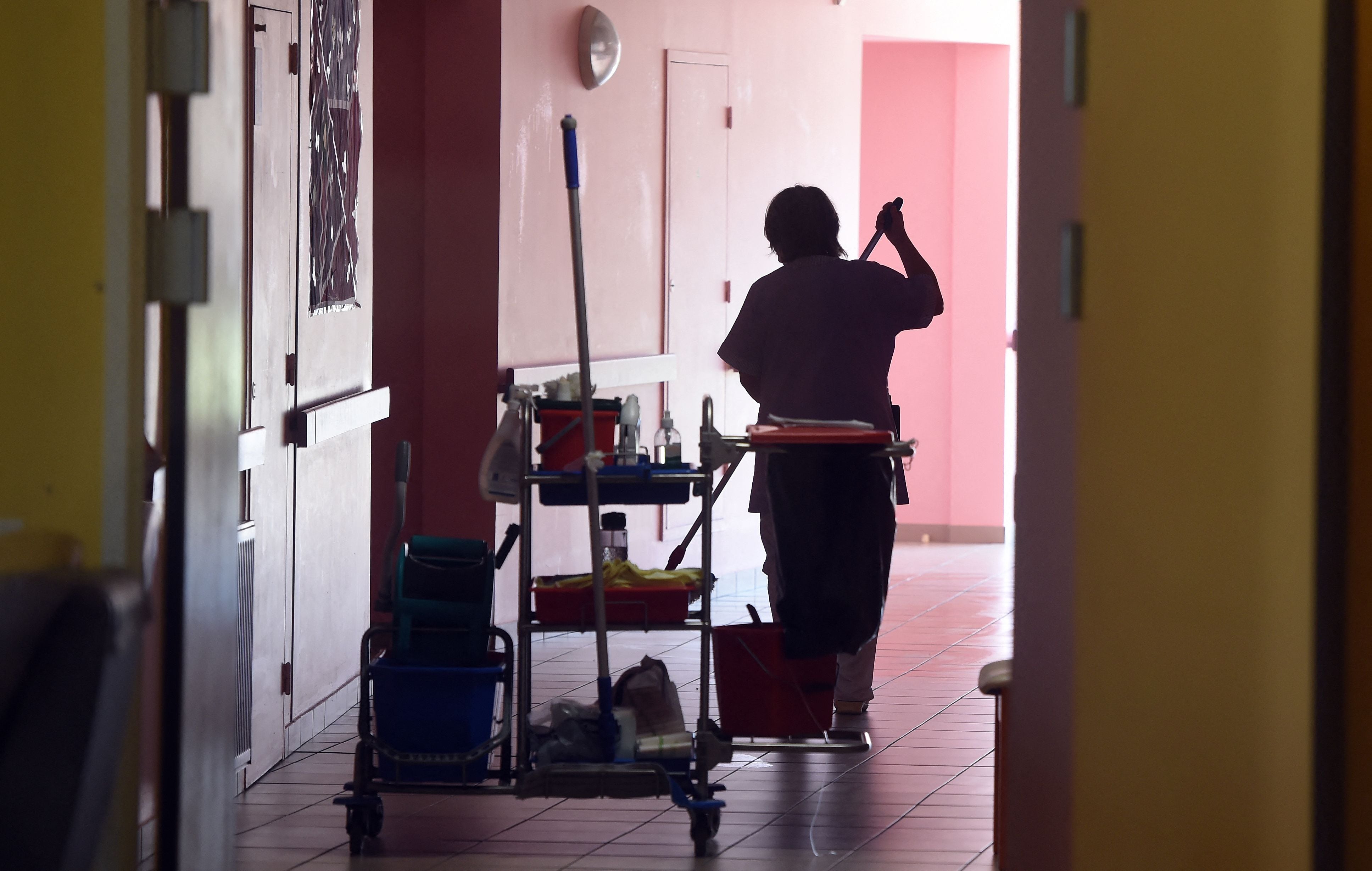 Una empleada de la limpieza trabaja en una residencia de mayores