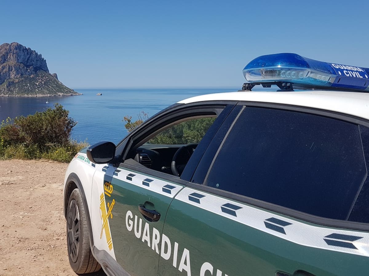 Detenido un residente en una caravana por causar daños a una veintena de vehículos en el mirador de es Vedrà