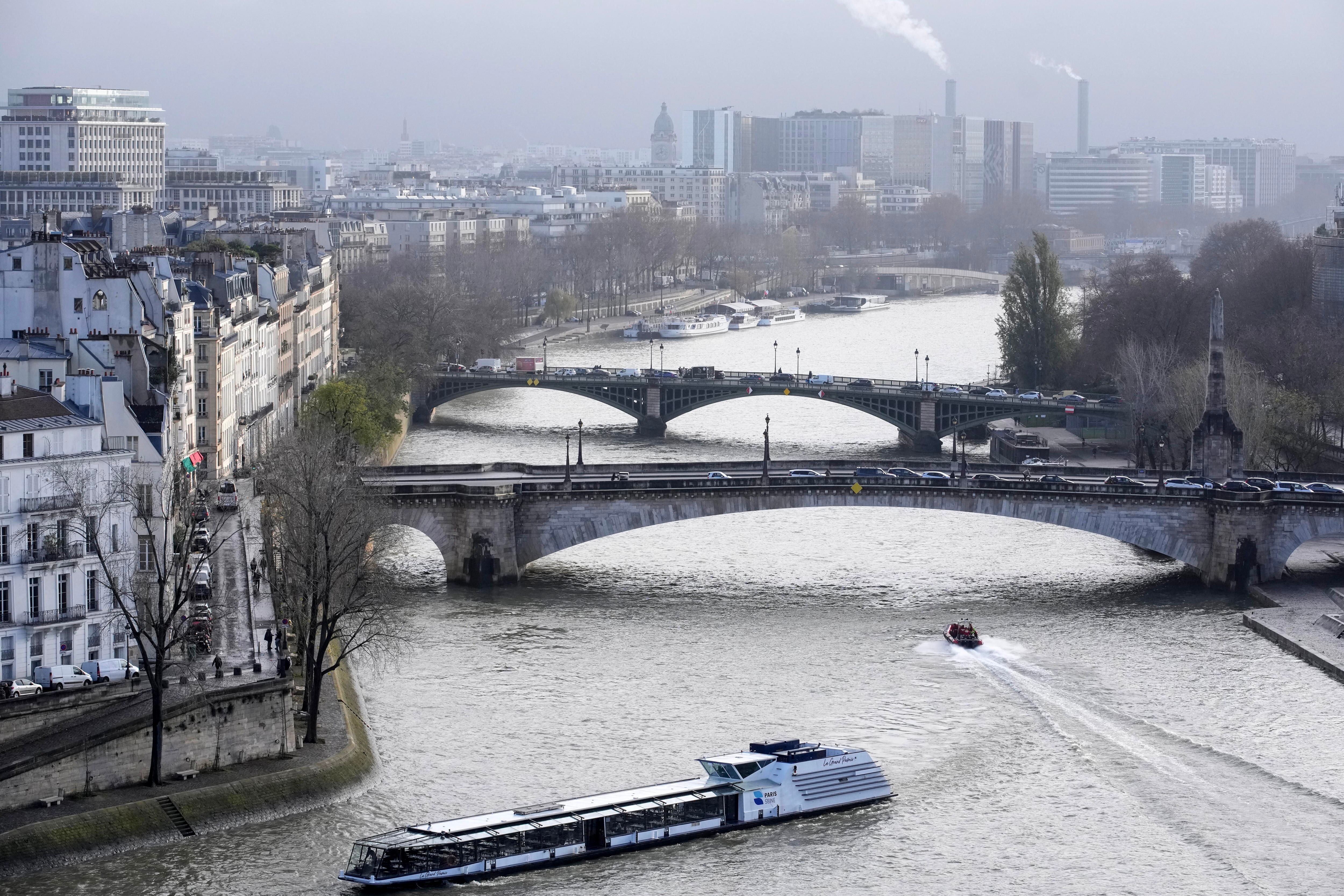 Paris (France), 08/12/2023.- A barge makes its way along the Seine river as seen from Notre Dame de Paris cathedral in Paris, France, 08 December 2023. French President Emmanuel Macron is visiting Notre Dame Cathedral on 08 December, to mark the one-year countdown to its reopening in 2024 following extensive restoration after the fire four years ago. Macron&#039;Äôs visit, continuing his annual tradition since the blaze on 15 April 2019, is aimed to highlight the progress in the works, including the near completion of the cathedral spire. (Francia) EFE/EPA/CHRISTOPHE ENA / POOL MAXPPP OUT
