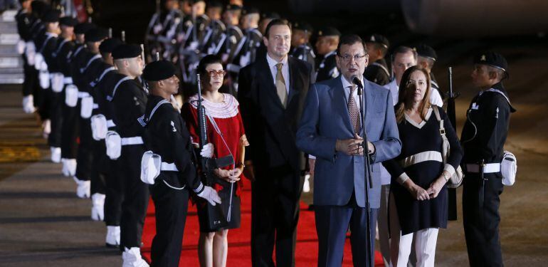 MEX413. VERACRUZ (MÉXICO), 06/12/2014.- El presidente del Gobierno español, Mariano Rajoy (frente), habla a su llegada hoy, sábado 6 de diciembre de 2014, al Aeropuerto Internacional del estado de Veracruz (México), donde participará en la XXIV Cumbre Ibe