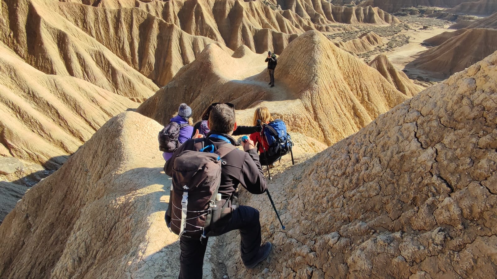 Un grupo de excursionistas visita las Bardenas Reales en Navarra, una Comunidad que destaca por el desarrollo de las relaciones sociales y de ocio