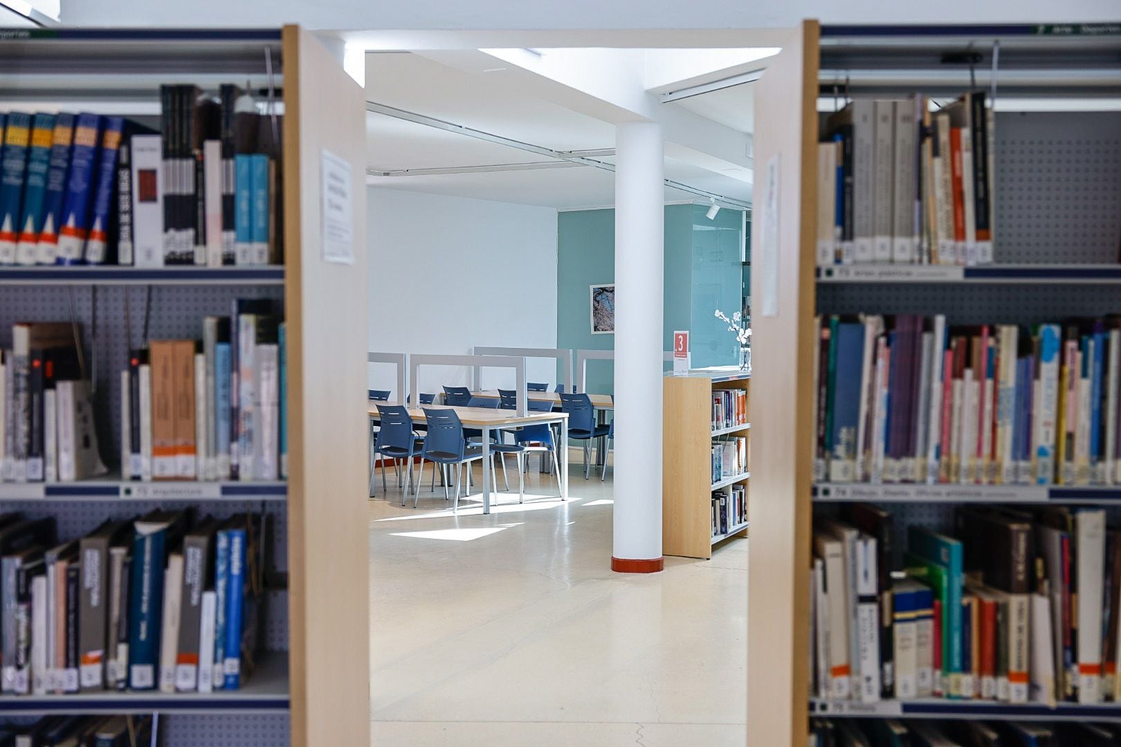 La biblioteca Municipal Picasso cuenta con una nueva sala de estudio con una mayor capacidad y, la biblioteca Miguel de Cervantes, ofrece cuentacuentos, conversaciones literarias y dramatizaciones