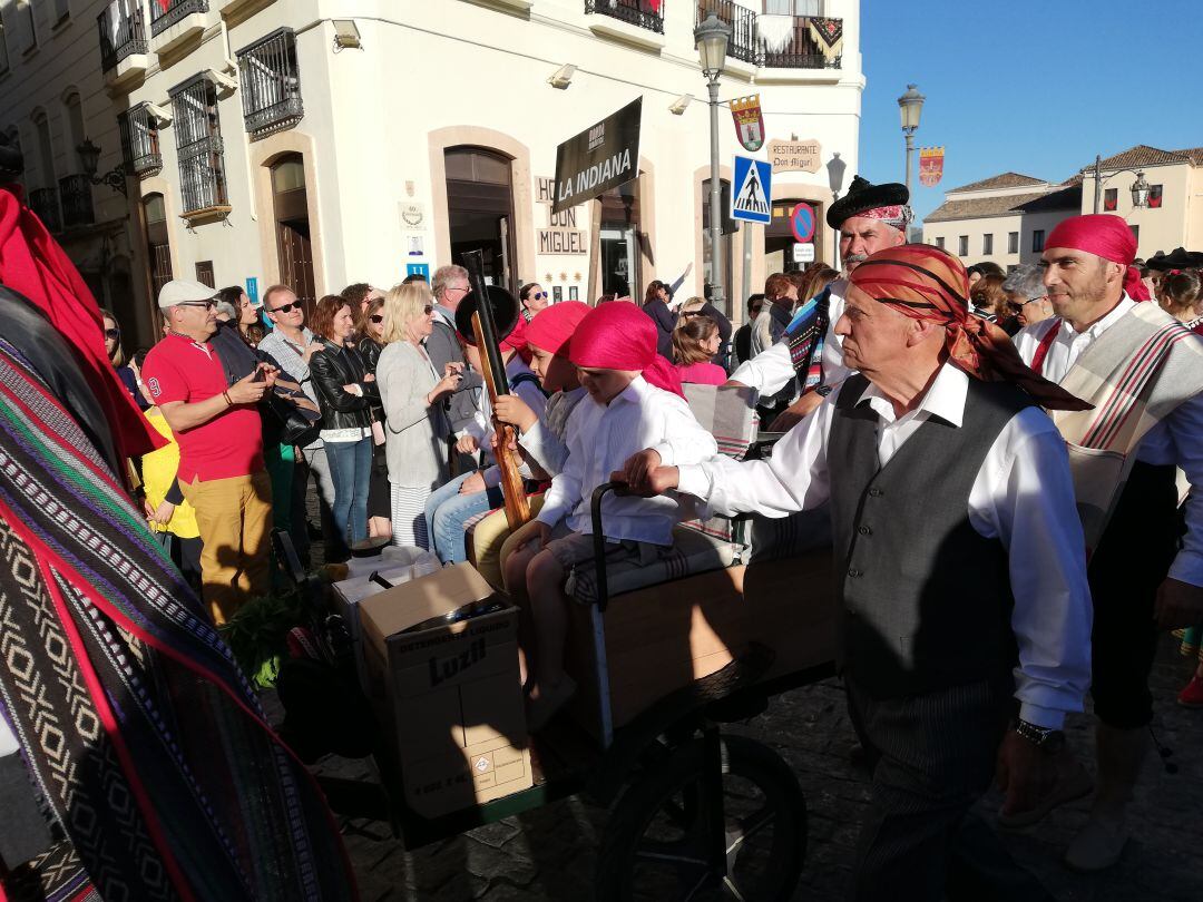 Vecinos de La Indiana durante el pasacalles de Ronda Romántica