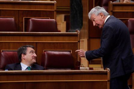 El diputado de Nueva Canarias Pedro Quevedo (d) conversa con el portavoz del PNV, Aitor Esteban, tras su intervención en el pleno del Congreso, este miércoles.