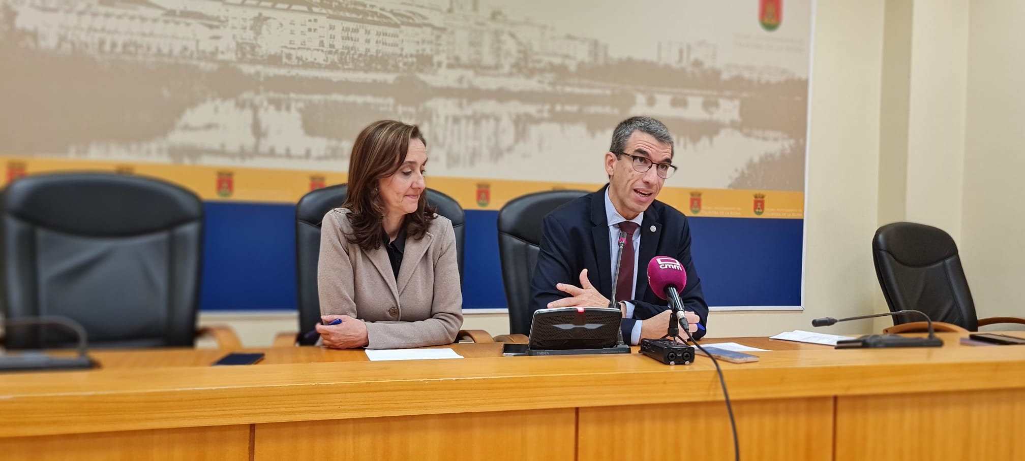 Flora Bellón, portavoz del Gobierno municipal con Luis Enrique Hidalgo, concejal de Hacienda