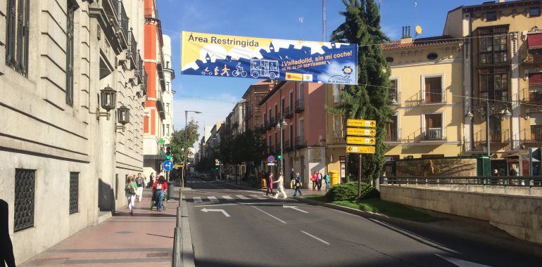 Calle Duque de la Victoria, cortada al tráfico en el Día sin Coches