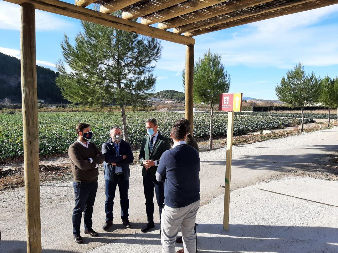 El consejero y resto de autoridades durante la visita a las obras de la Vía Verde del Noroeste