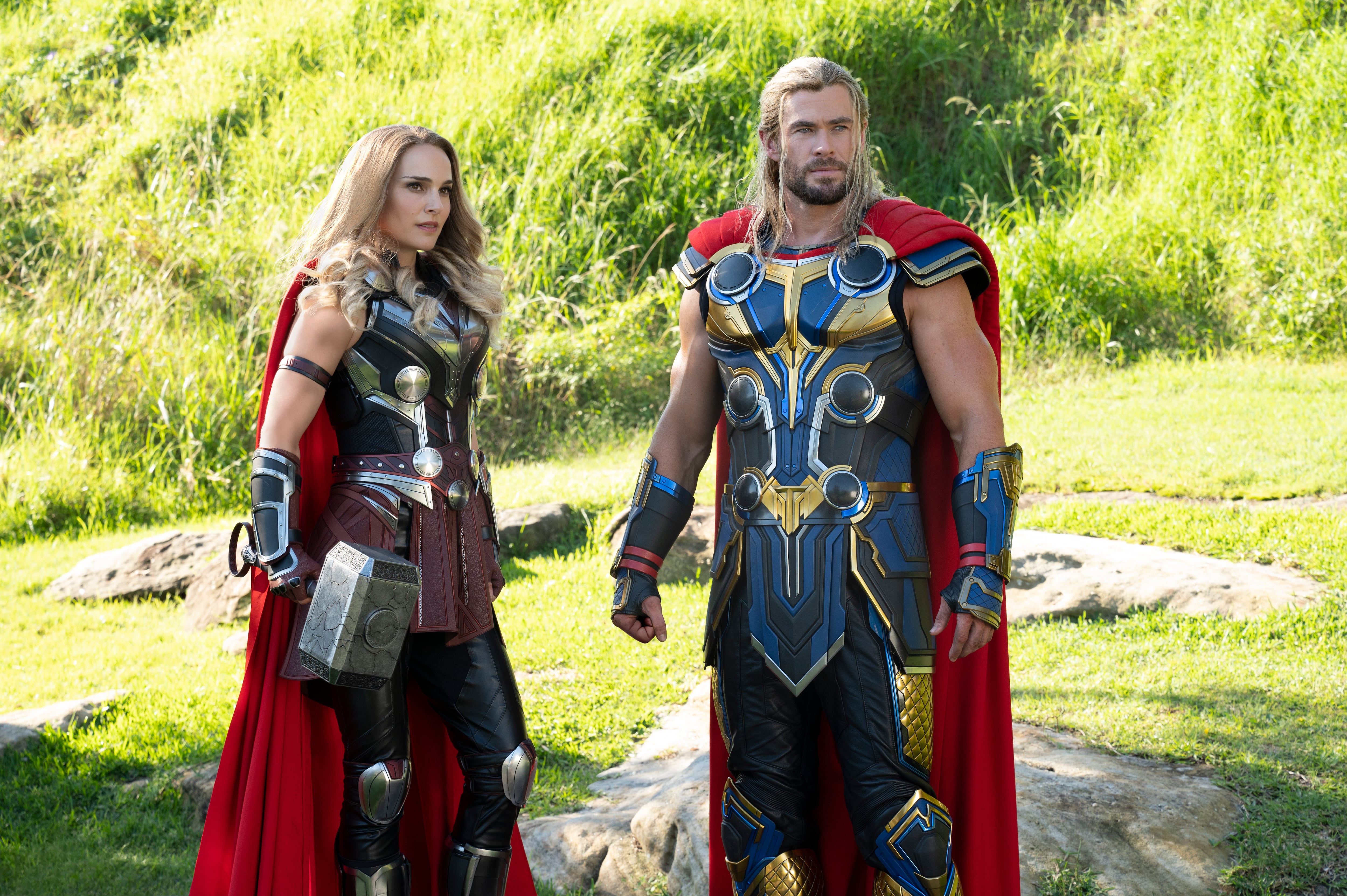 Chris Hemsworth y Natalie Portman en &#039;Thor: Love and Thunder&#039;. Photo by Jasin Boland. ©Marvel Studios 2022. All Rights Reserved.