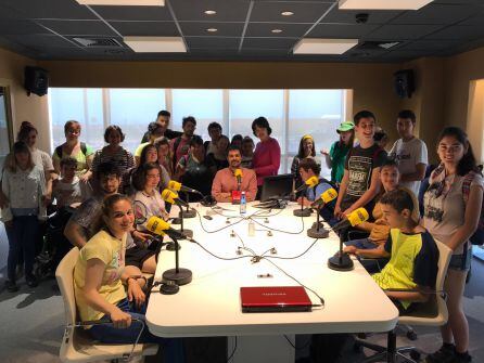 Alumnat del C.E.E. Castell Vell i del CEIP Blasco Ibáñez han visitat les instala·lacions de Radio Castellón
