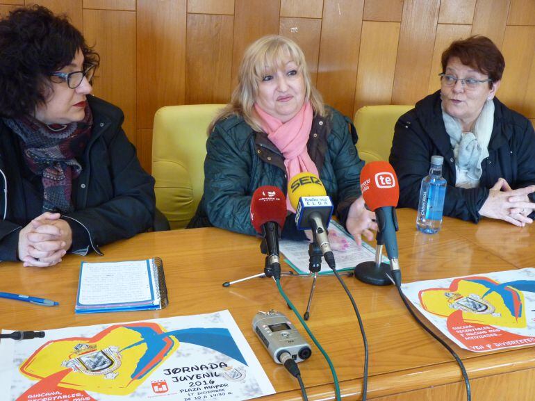 PIlar Martínez, presidenta de la Junta Mayor de Cofradías de Elda, en el centro, junto a su directiva 