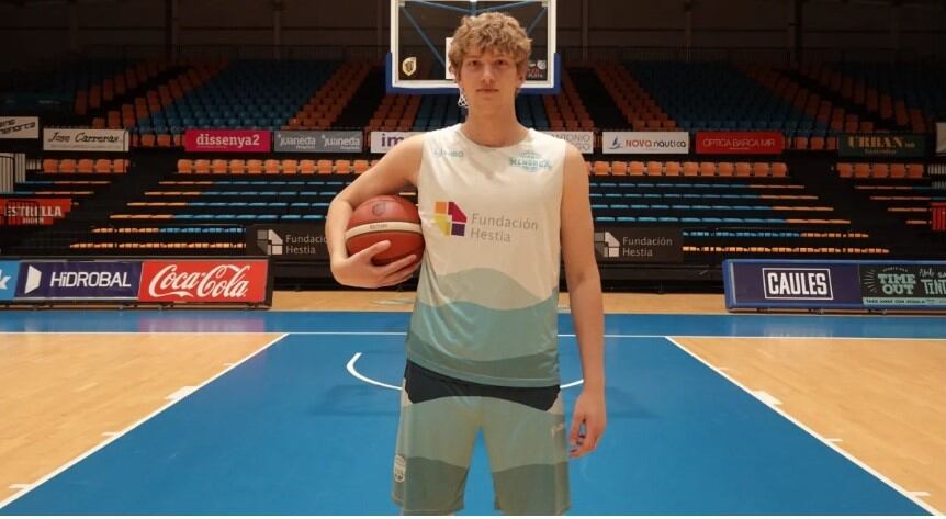 El jugador cedit pel Betis ha destact prou a l'Hestia per a que el cridin des de la Selecció espanyola.