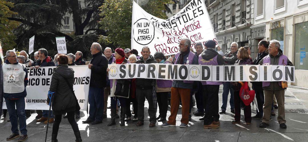 Un grupo de manifestantes protesta contra la decisión del Tribunal Supremo sobre las hipotecas