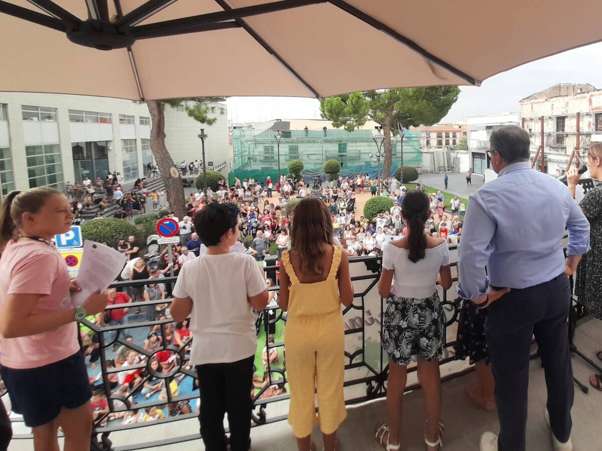 Unas trecientas personas se dan cita en el primer pregón infantil de la historia de Parla
