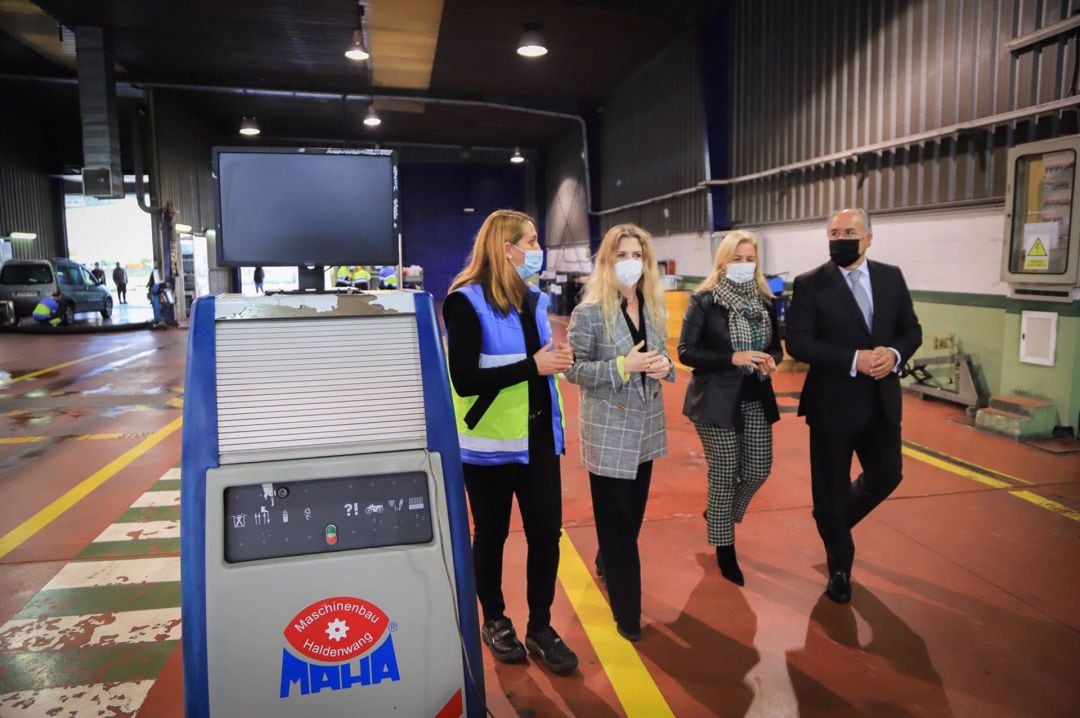 Un momento de la visita de autoridades este lunes, en la estación de ITV de Algeciras.