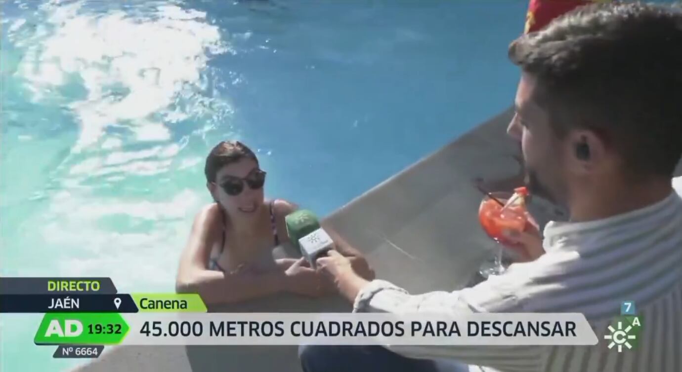 Una mujer es entrevistada en Andalucía Directo en la piscina municipal de Canena (Jaén).