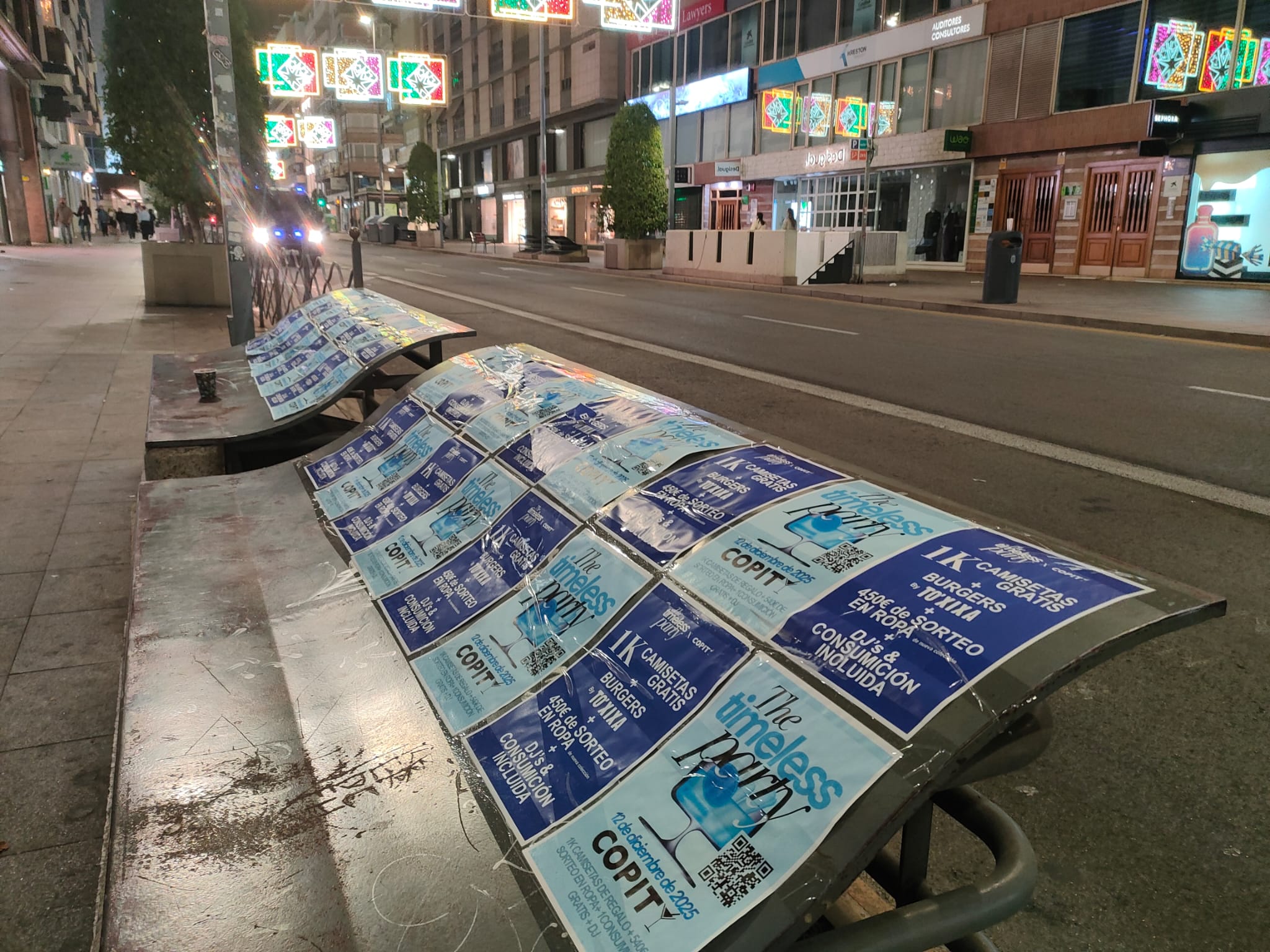 Los carteles publicitarios de una fiesta en Copity se han colocado en todos los respiradores del aparcamiento subterráneo de Maisonave