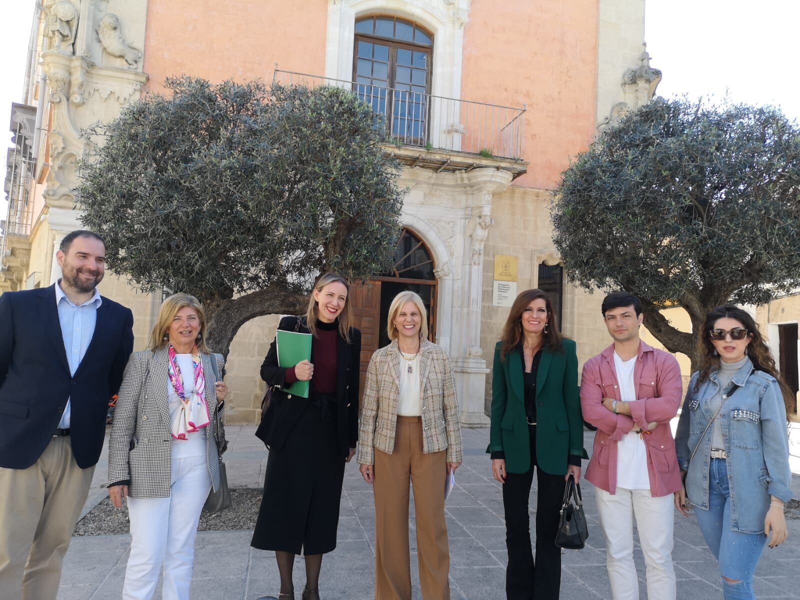 Miembros de la formación popular, junto a Lorena Garrido, en las inmediaciones del Palacio Villapanés / PP JEREZ