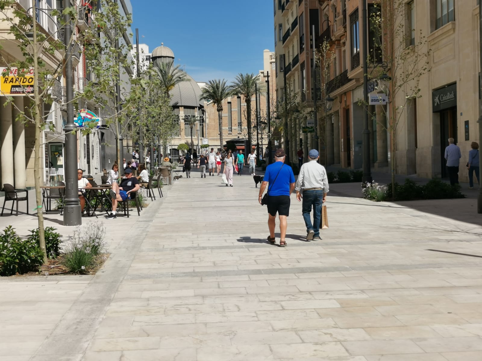 Este miércoles, 26 de abril, en la avenida de la Constitución de Alicante, recientemente peatonalizada