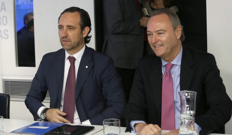 El presidente del Gobierno balear, José Ramón Bauzá, y el presidente de la Comunidad Valenciana, Alberto Fabra, al inicio de una reunión del Comité Ejecutivo Nacional del PP