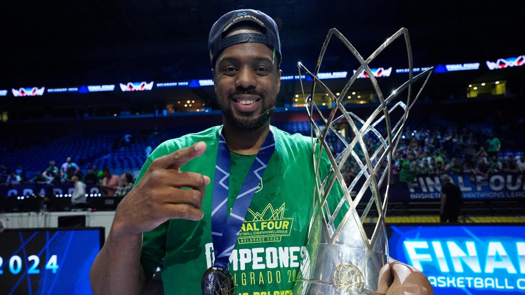 Will Thomas, con la copa de campeón de la BCL