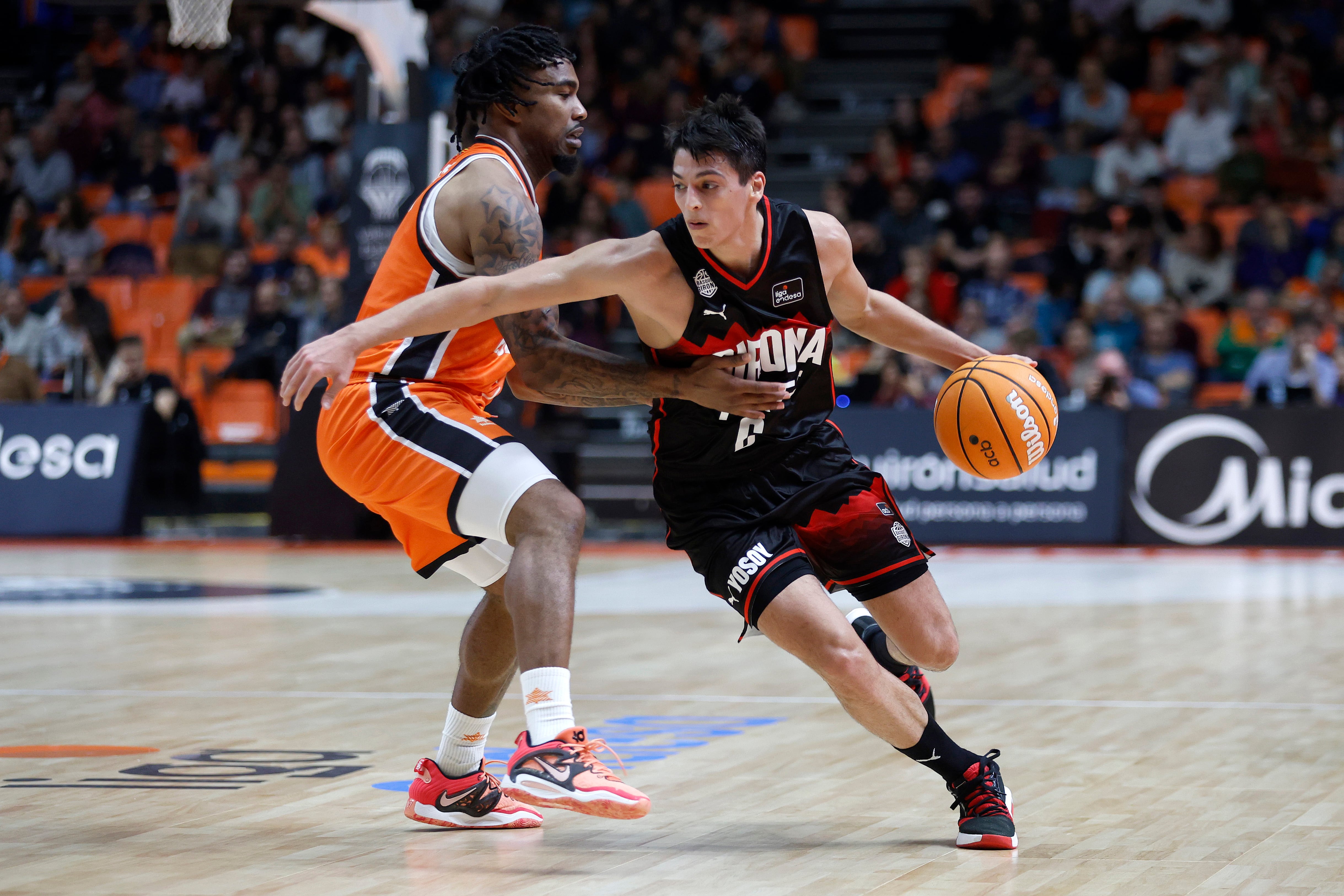 VALENCIA, 07/12/2024.- El base del Valencia Basket Chris Jones (i) defiende al base del Girona Juan Marcos (d) durante el partido de Liga Endesa que se disputa este sábado en el pabellón de la Fuente San Luis de Valencia entre Valencia Basket y Bàsquet Girona. EFE/ Miguel Ángel Polo
