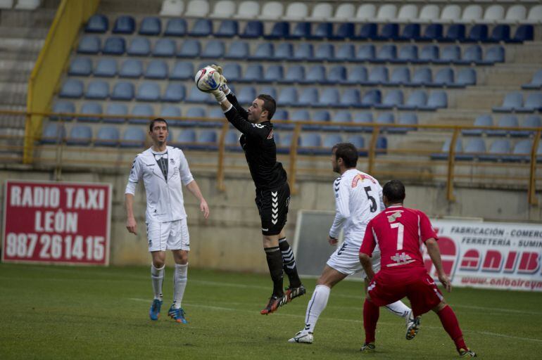 Calzado atrapa el balón en el choque ante el Somozas