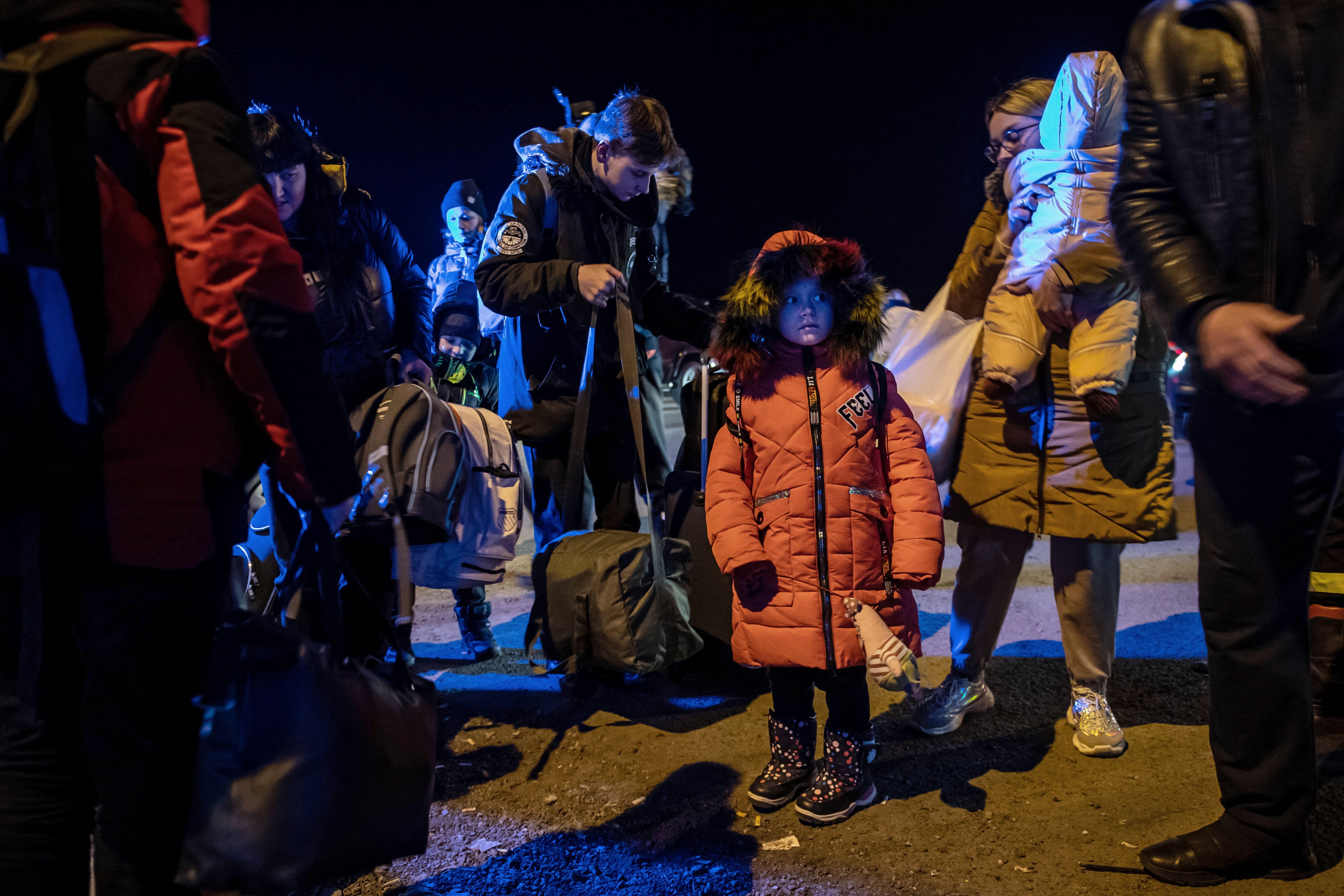 Hrebenne (Poland), 03/03/2022.- Refugees from Ukraine gather near the Polish-Ukrainian border in Hrebenne, southeastern Poland, 03 March 2022. Around 575,100 refugees have already crossed the Ukrainian-Polish border since the beginning of the Russian invasion on 24 February, Poland&#039;Äôs Border Guard has reported in the morning of 27 February. Russian troops entered Ukraine on 24 February prompting the country&#039;s president to declare martial law and triggering a series of severe economic sanctions imposed by Western countries on Russia. (Polonia, Rusia, Ucrania) EFE/EPA/Wojtek Jargilo POLAND OUT
