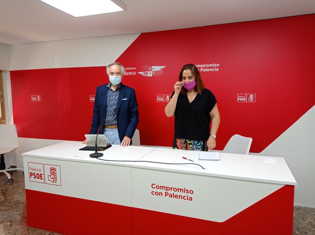 Luis Muñoz y Miriam Andrés en la sede del PSOE