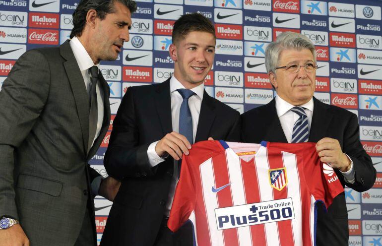 El director deportivo del Atlético de Madrid, José Luis Pérez Caminero; el nuevo delantero del equipo, el argentino Luciano Vietto, y el presidente, Enrique Cerezo.