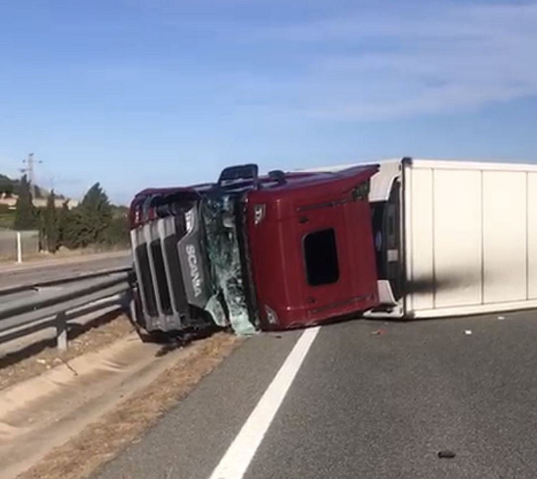 Camión accidentado en la Ap7 en Tavernes
