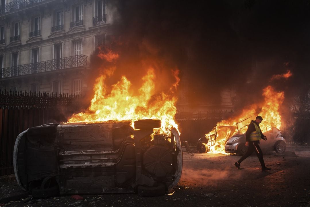 Un manifestante entre los destrozos ocasionados en el centro de París