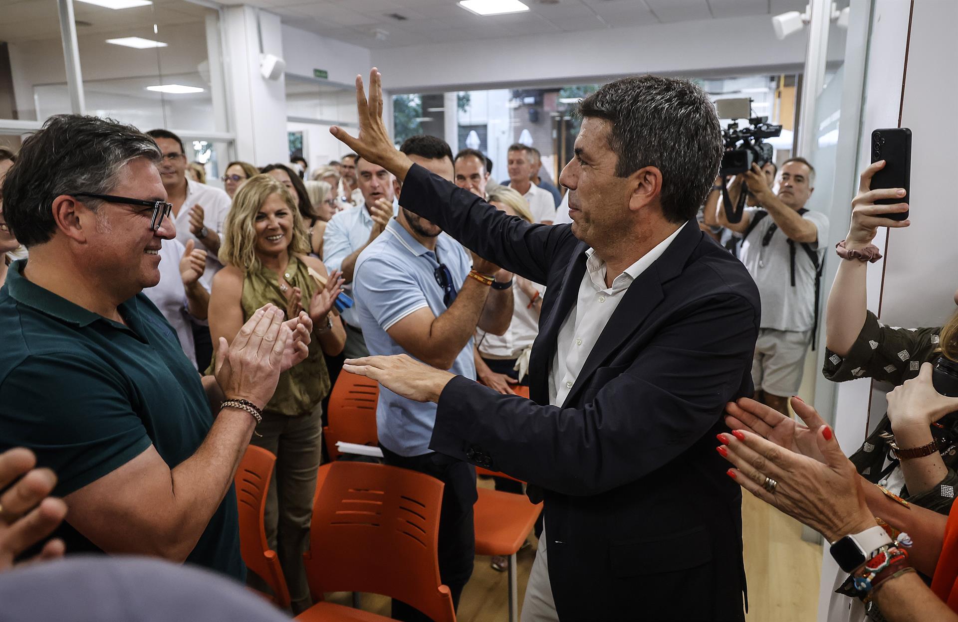 El presidente de la Generalitat Valenciana y del PPCV, Carlos Mazón, preside la reunión del Comité Ejecutivo Autonómico y de la Junta Directiva Autonómica del PPCV que se celebra en la sede - ROBER SOLSONA - EUROPA PRESS