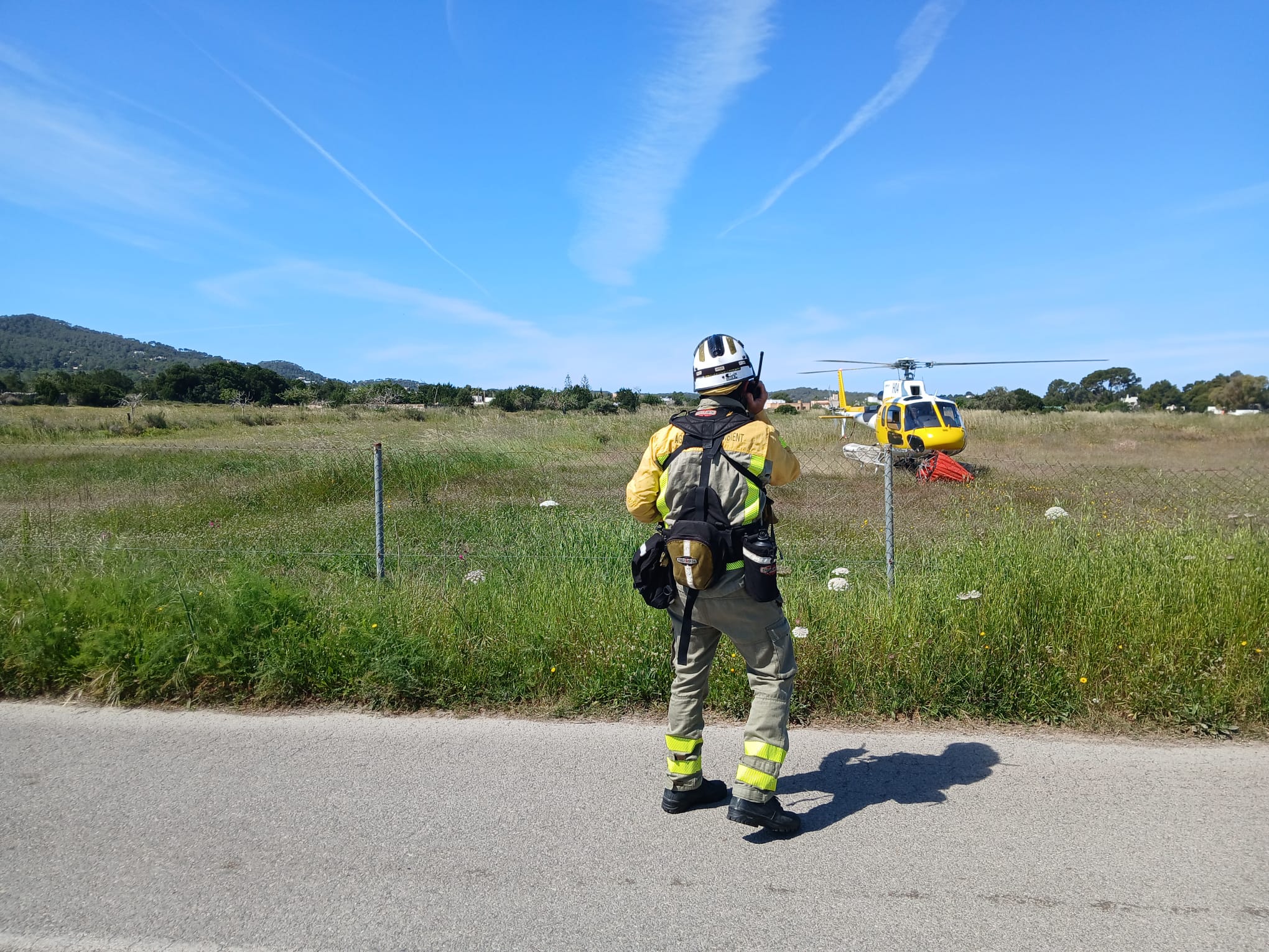 Medio aéreos del Ibanat participan en la extinción del incendio en Cala de Bou