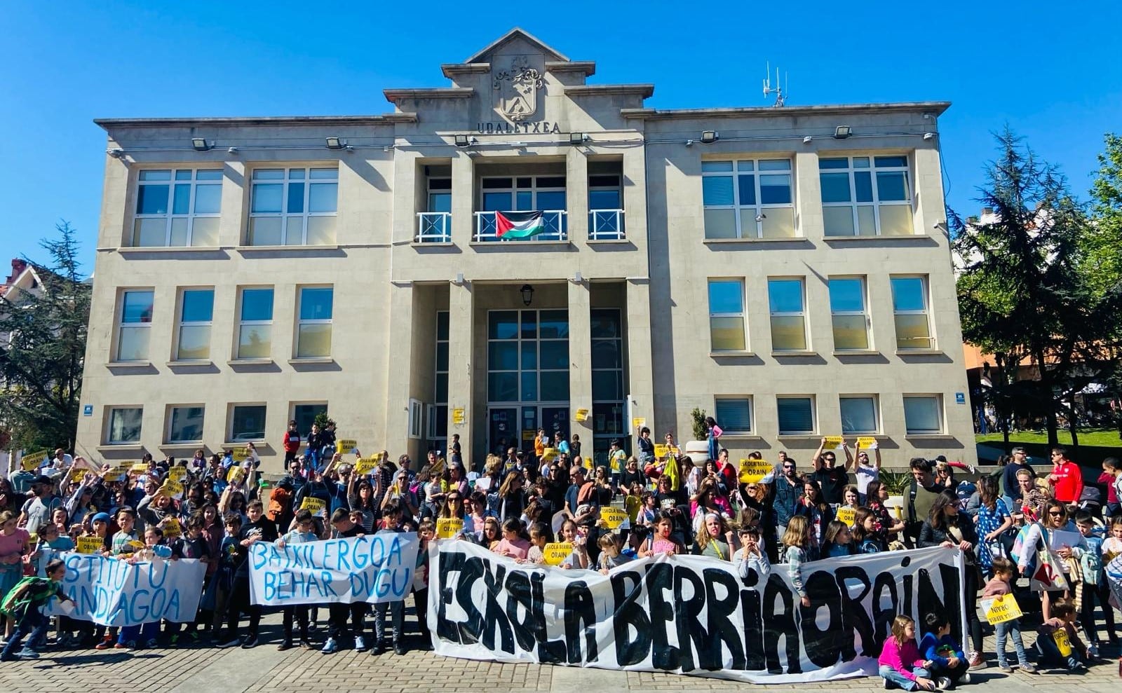 Familias de Zipiriñe e Iberre se concentran frente al ayuntamiento de Sopela.