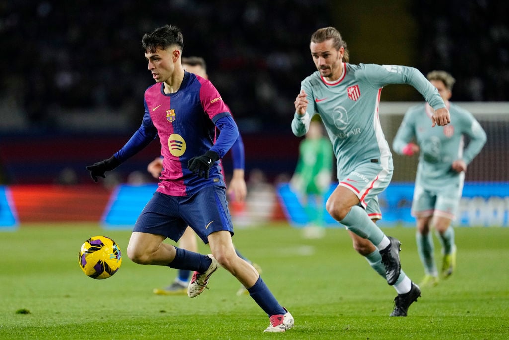 Pedri y Griezmann, durante el FC Barcelona-Atlético de Madrid de LaLiga