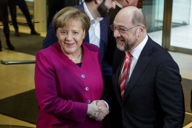 Martin Schulz saluda a Angela Merkel en la sede del SPD en Berlín en 2017.