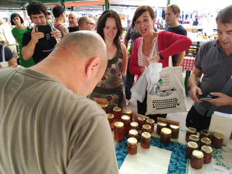 Jasone Agirre, durante la visita el mercado de Gernika de los lunes