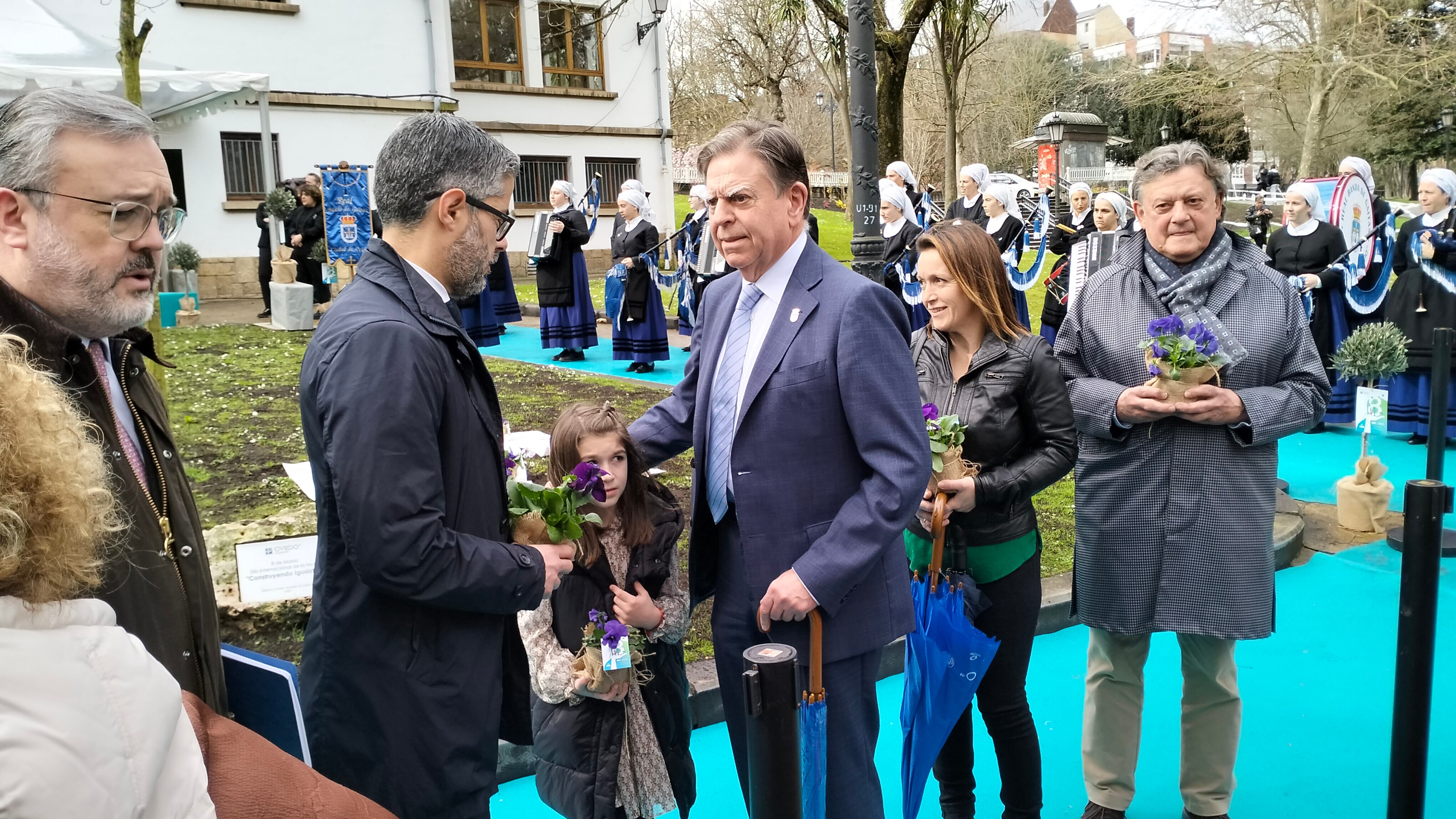 El alcalde de Oviedo, Alfredo Canteli, acompañado por algunos de sus concejales durante la celebración del 8M