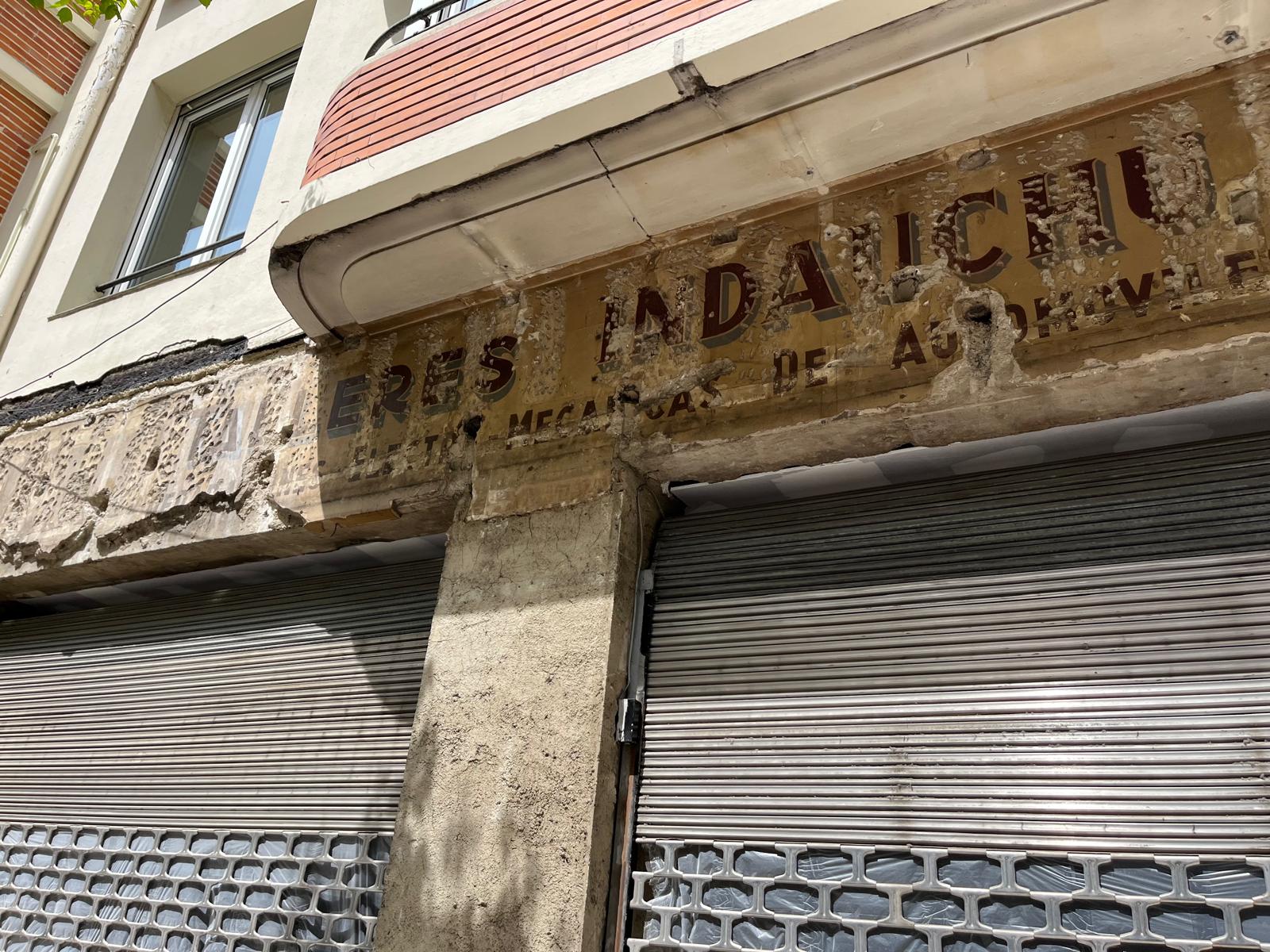 Fachada del bajo de Alameda de Urquijo 50, en Bilbao