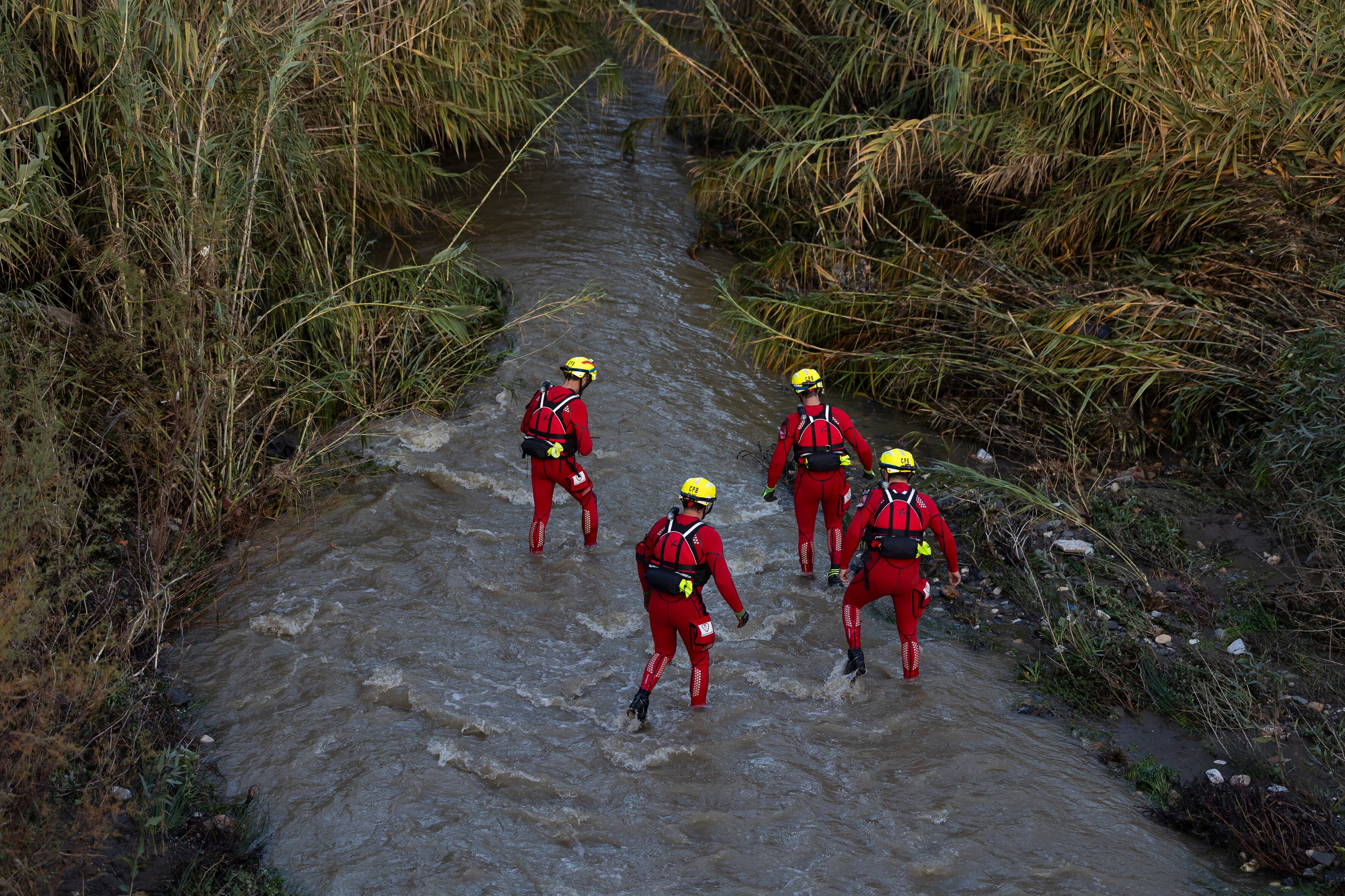 MÁLAGA, 28/12/2025.- Efectivos del cuerpo de bomberos durante las labores de búsqueda en el río Fahala, de los dos hombres, de 53 y 54 años, desaparecidos después de el río arrastrara la furgoneta en la que viajaban en Alhaurín el Grande (Málaga) debido a las intensas lluvias en la provincia. La Guardia Civil ha hallado el cuerpo sin vida de uno de los dos hombres aproximadamente a un kilómetro de donde se localizó la furgoneta, que estaba destrozada.  EFE/ Carlos Diaz