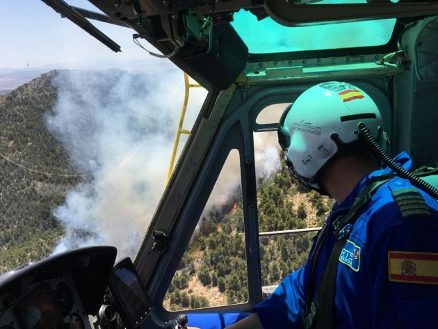 Efectivos del plan Infomur trabajan para sofocar un incendio forestal en Cerro Gordo en Caravaca