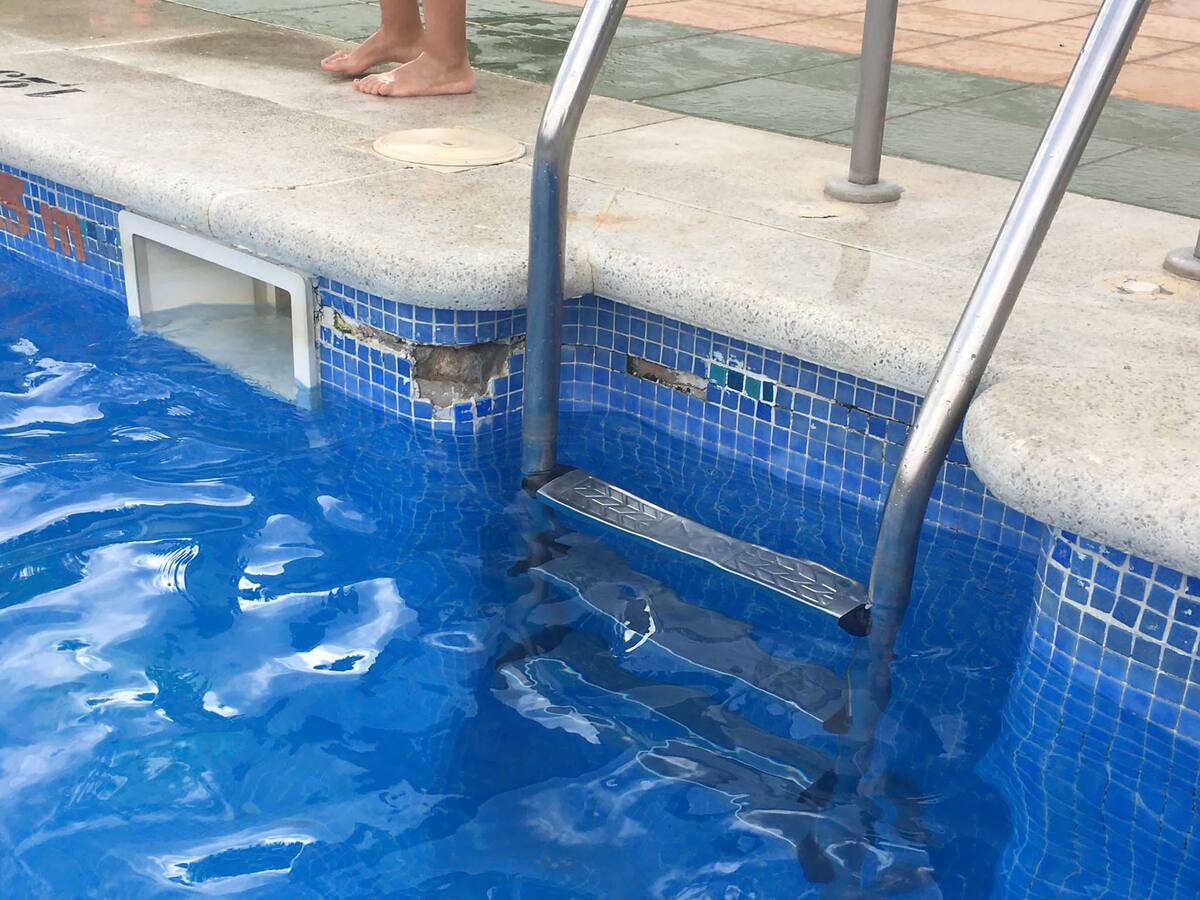 Polémica por el estado de la piscina municipal de Campillo de Arenas
