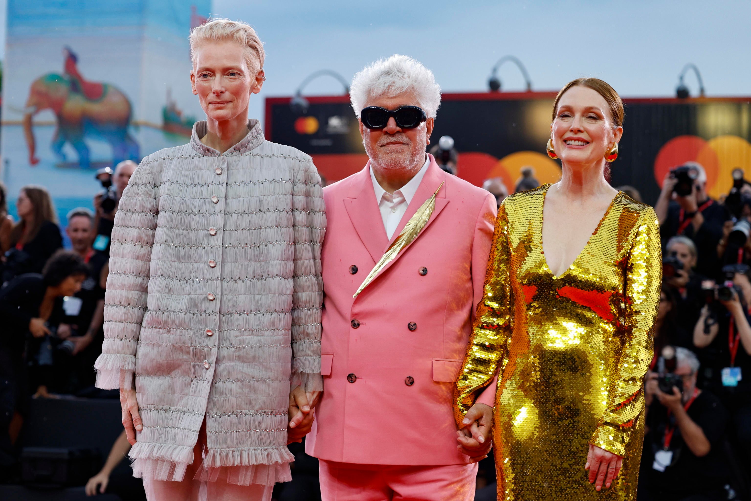 Tilda Swinton, Pedro Almodóvar y Julianne Moore en su llegada al Festival de Venecia para presentar &#039;La habitación de al lado&#039;.