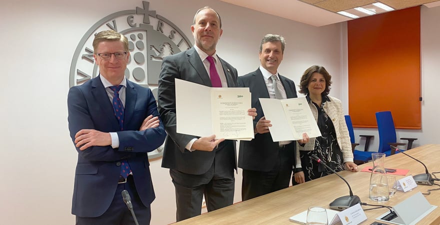 De izquierda a derecha, Félix Grande, vicedecano de la Facultad de Ciencias Sociales y Jurídicas; el rector de la UJA, Nicolás Ruiz; el director general de Valeo España, Manuel Sánchez Gijón, y Mari Paz Horno, vicedecana de Finanzas y Contabilidad y Movilidad Internacional de la Facultad de Ciencias Sociales y Jurídicas.