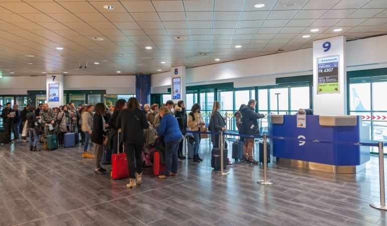 Pasajeros esperan en una puerta de embarque de Ryanair. 