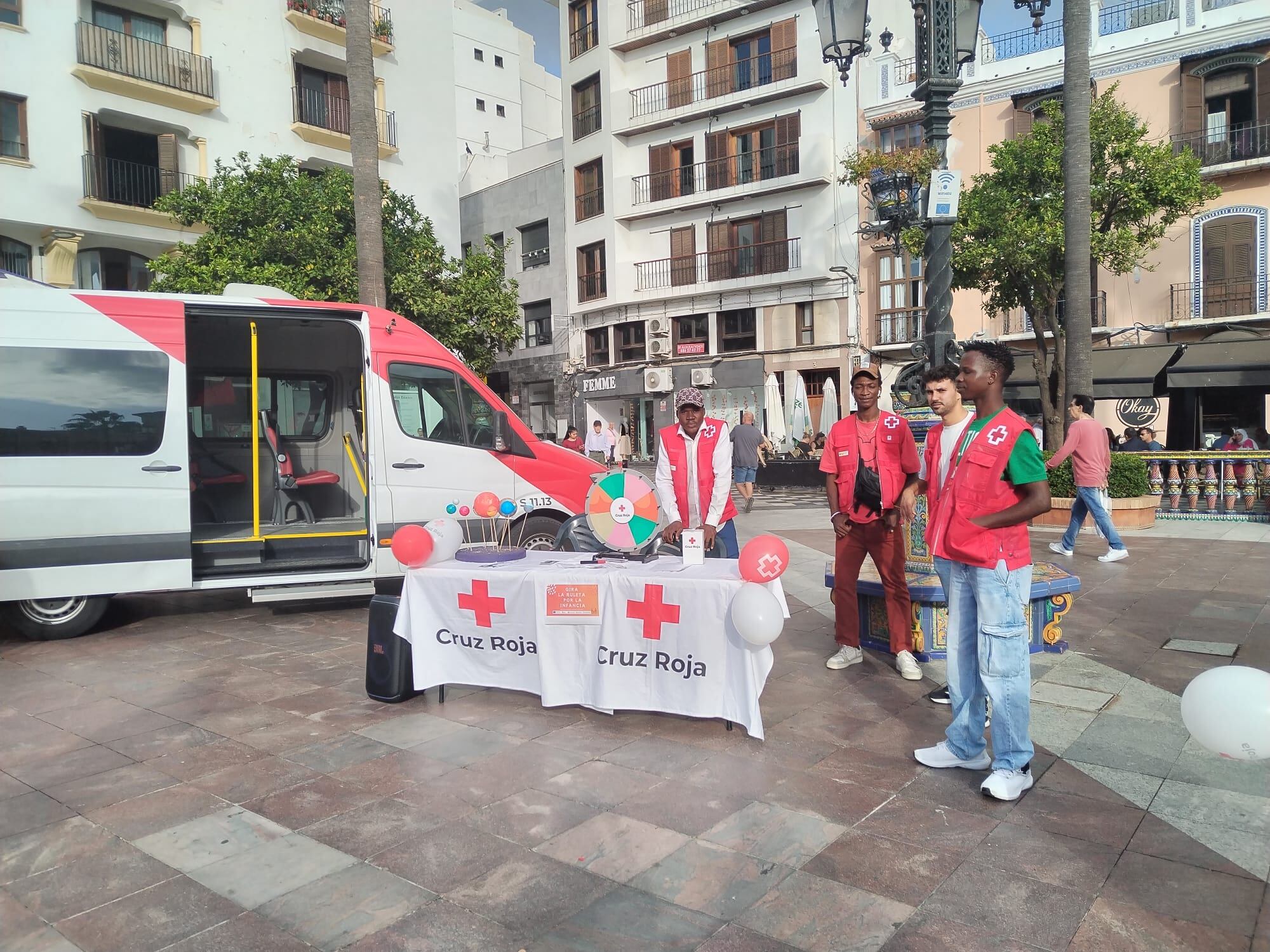 Stands del Día de la Banderita en la Plaza Alta