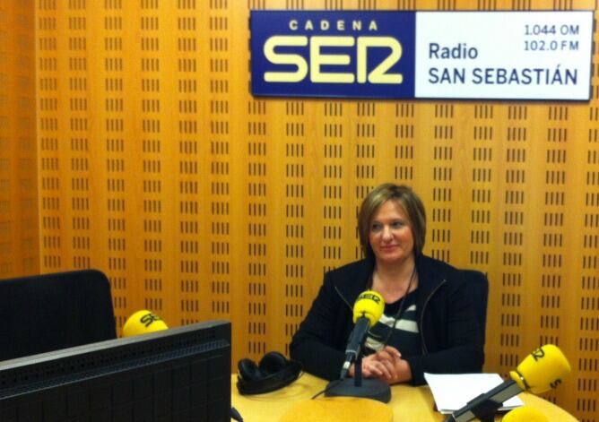 Ikerne Badiola, sentada en los estudios de Radio San Sebastián (R.R)