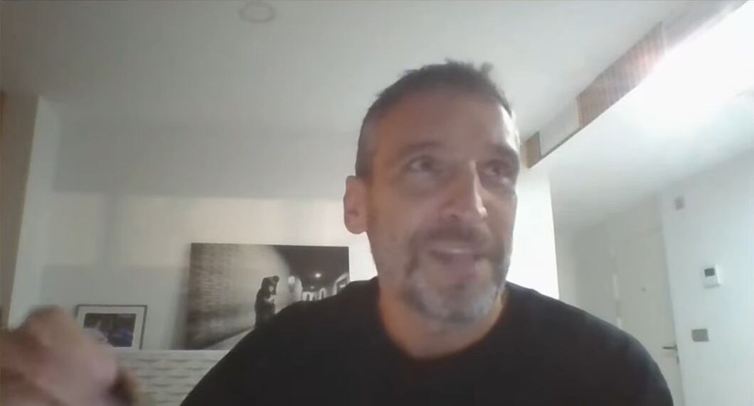 Ibon Navarro, en su domicilio atendiendo a El Larguero