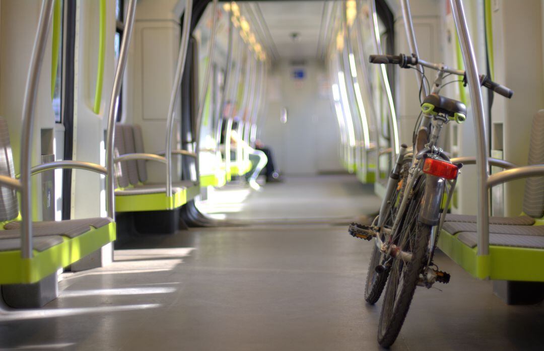 Una bicicleta en una unidad de MetroValencia