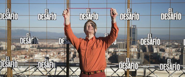 Philippe Petit en la azotea de la Torre Picasso esta mañana durante el Photocall.